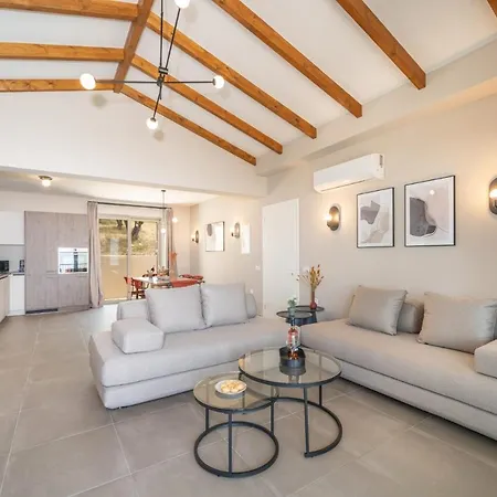 Villa Katoikia Mia By